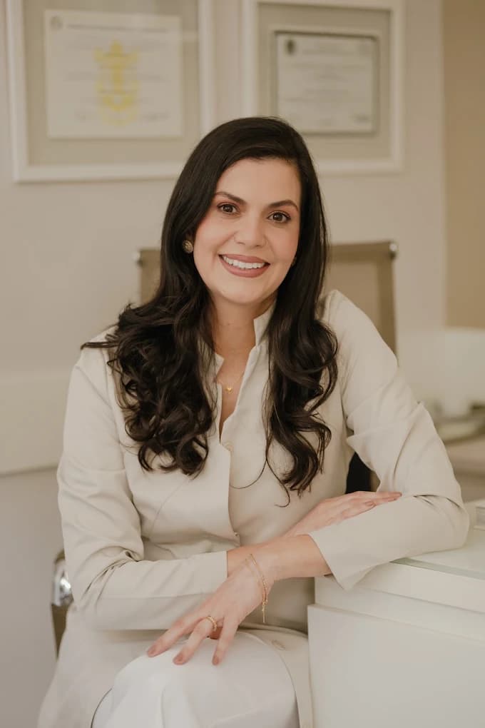 Heidi Pires sorrindo em seu consultório